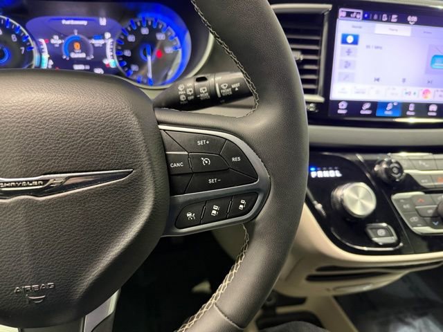 Used 2024 Chrysler Pacifica Touring-L image 19