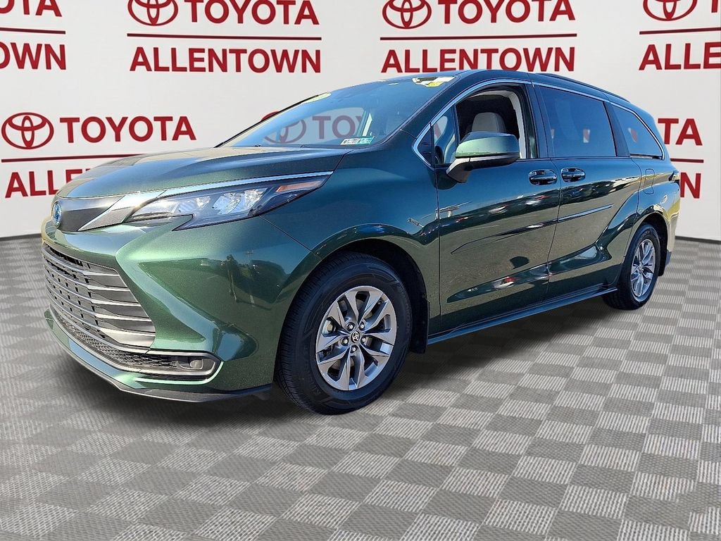 Used 2024 Toyota Sienna LE FWD image 3