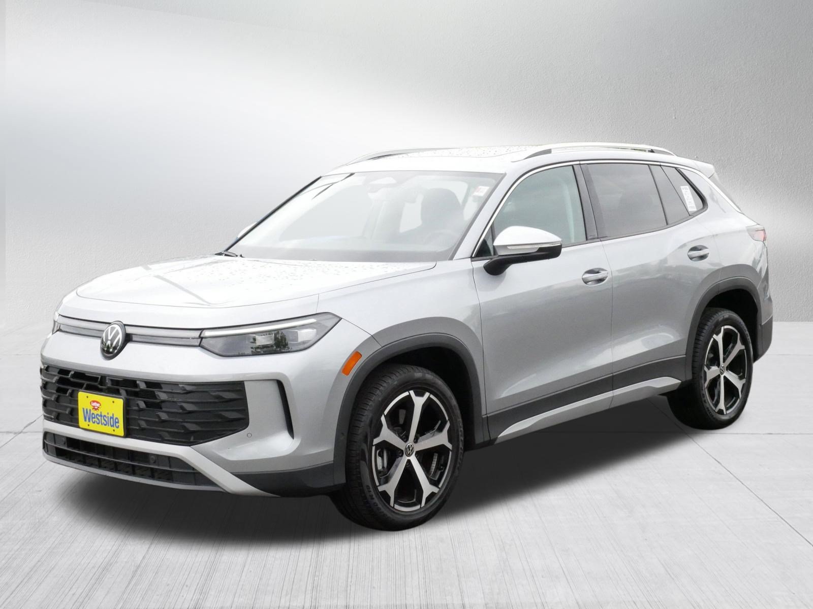 Certified 2025 Volkswagen Tiguan SE w/ Panoramic Sunroof Package AWD/4WD image 3