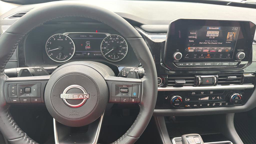 Used 2024 Nissan Pathfinder SV w/ SV Premium Package image 32