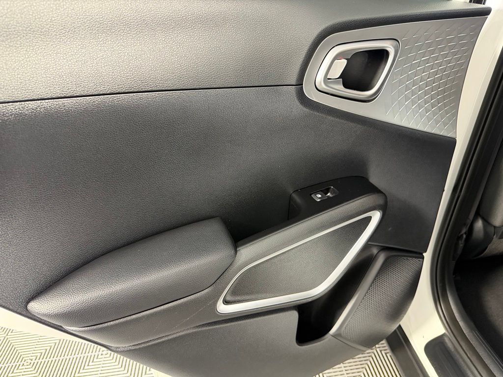Used 2025 Kia Soul LX w/ LX Technology Package FWD image 25