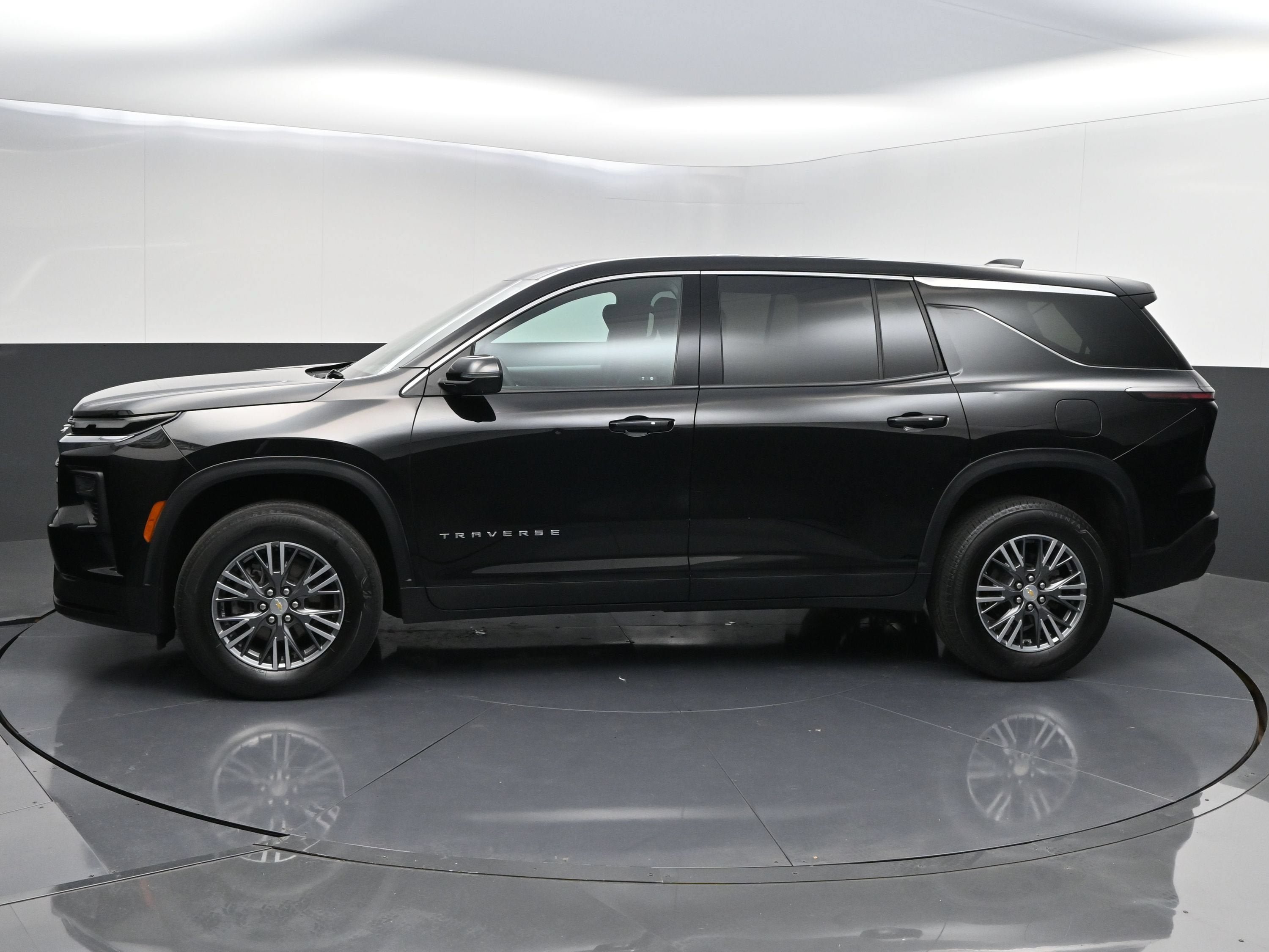 Certified 2024 Chevrolet Traverse LS FWD image 4