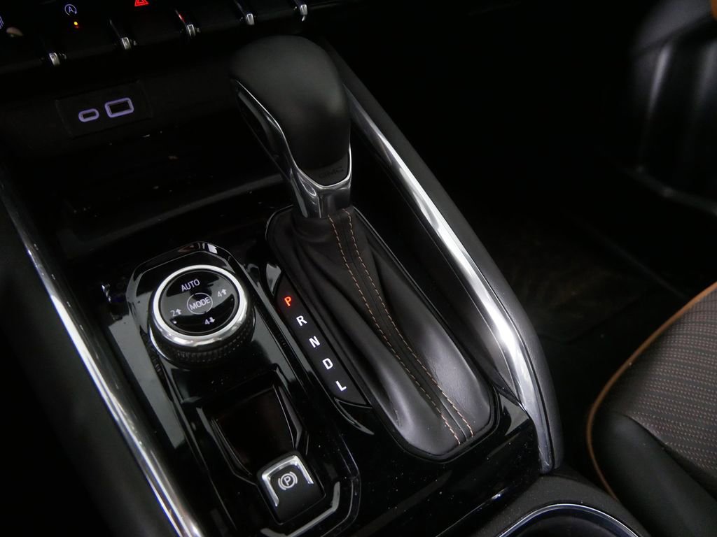 Used 2025 GMC Canyon AT4 w/ Technology Plus Package image 25