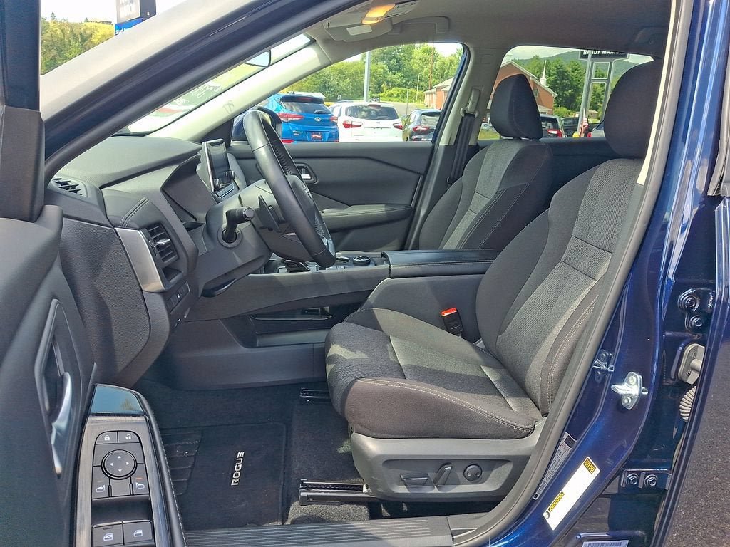 Used 2025 Nissan Rogue SV AWD/4WD image 13
