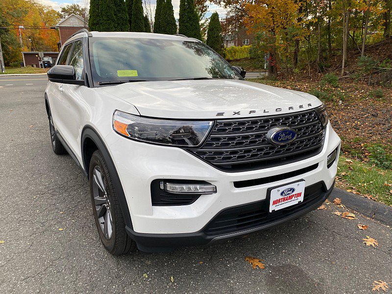 Certified 2022 Ford Explorer XLT w/ Equipment Group 202A image 3