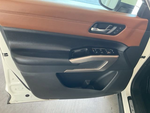 Used 2023 Nissan Pathfinder Platinum w/ Black Appearance Package FWD image 5