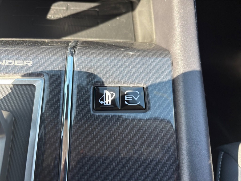 New 2025 Mitsubishi Outlander SE image 7