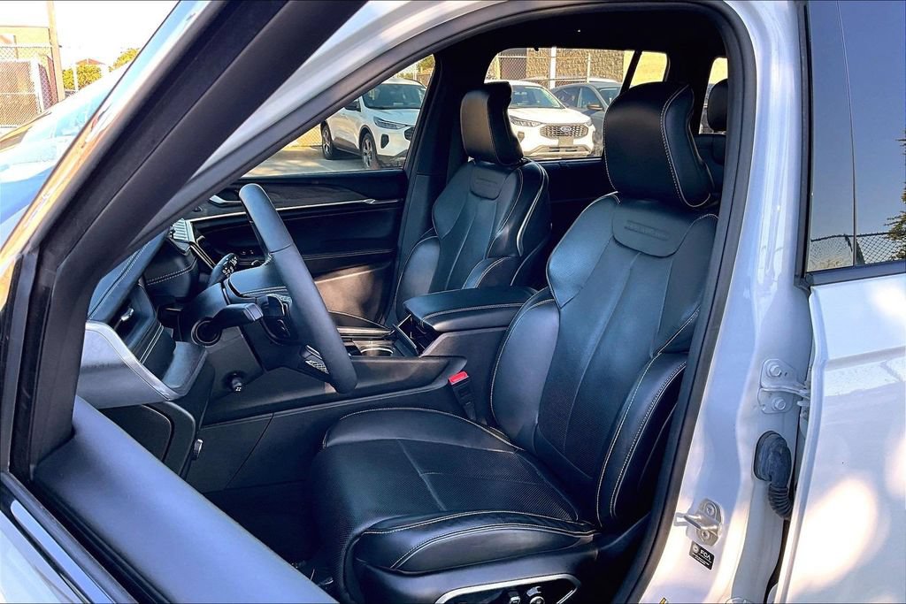 Used 2023 Jeep Grand Cherokee Overland w/ Luxury Tech Group IV AWD/4WD image 24