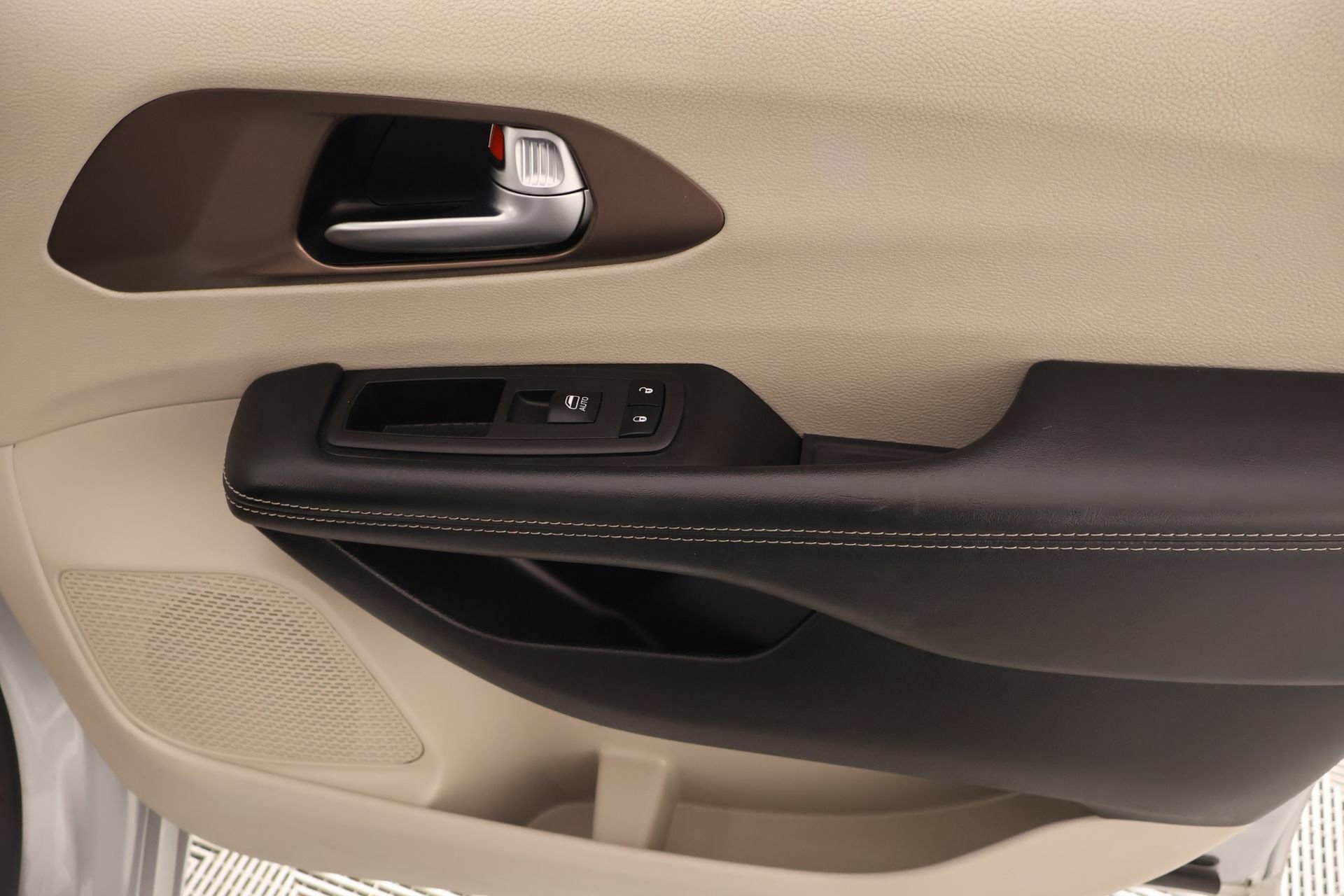 Used 2023 Chrysler Voyager LX image 17