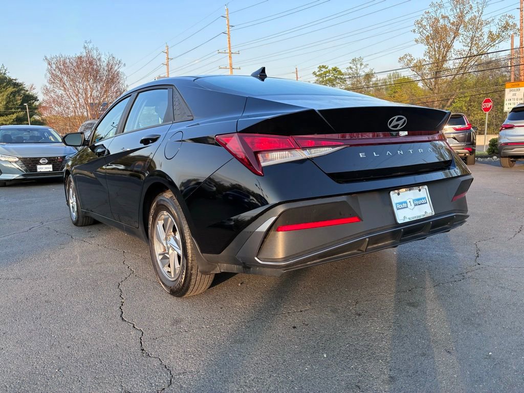 Used 2024 Hyundai Elantra SE FWD image 5