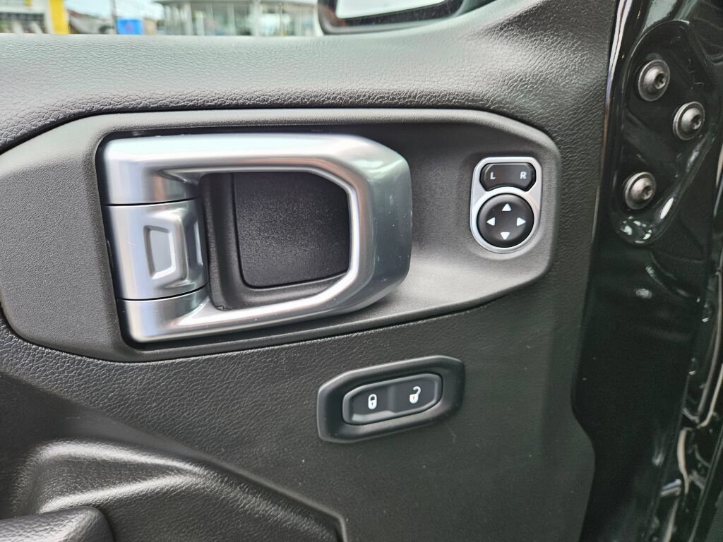 Used 2025 Jeep Wrangler Sport AWD/4WD image 17
