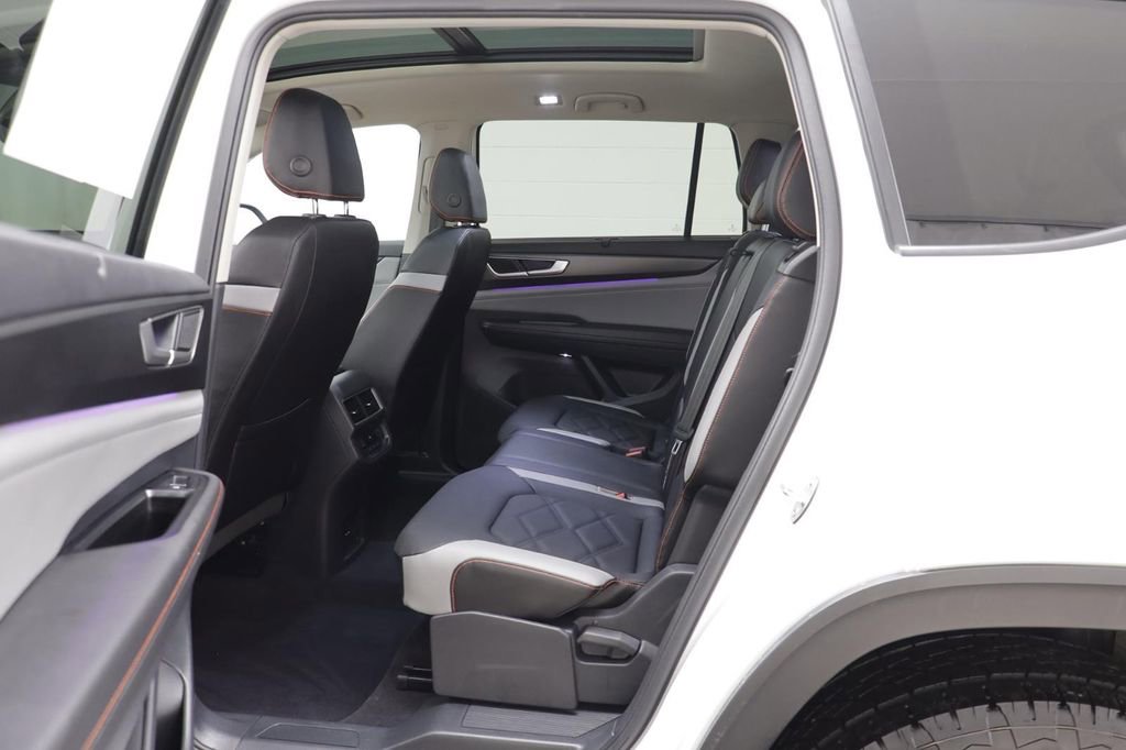 Used 2025 Volkswagen Atlas Peak Edition SE AWD/4WD image 12