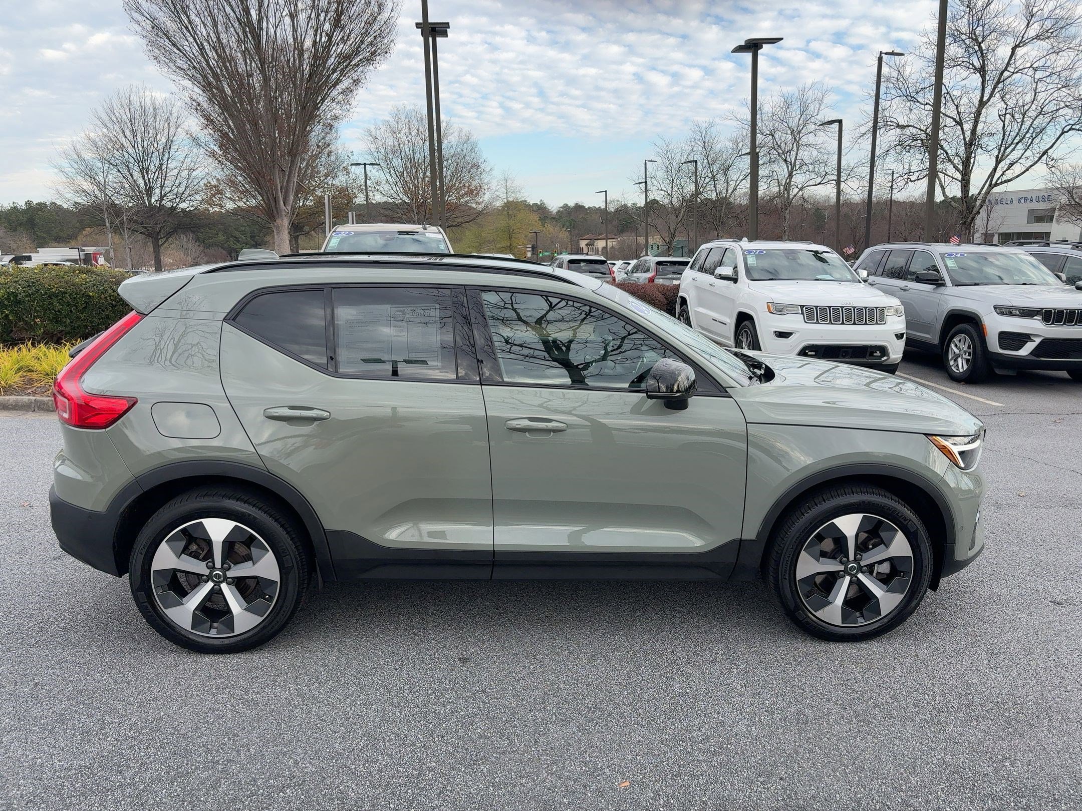 Used 2024 Volvo XC40 B5 Plus w/ Climate Package image 8