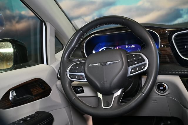 Used 2023 Chrysler Pacifica Limited FWD image 70