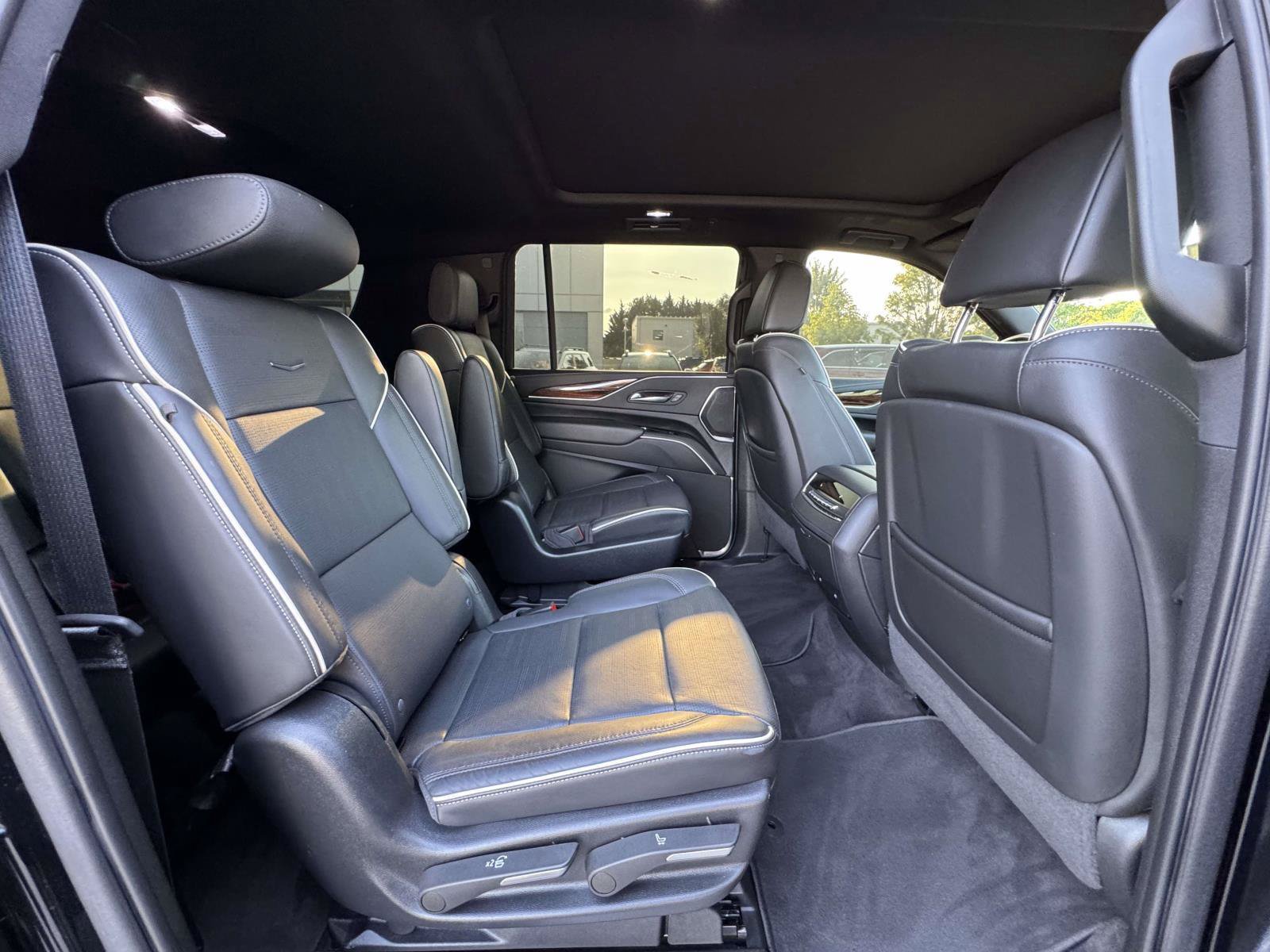 Used 2022 Cadillac Escalade ESV Premium Luxury AWD/4WD image 11