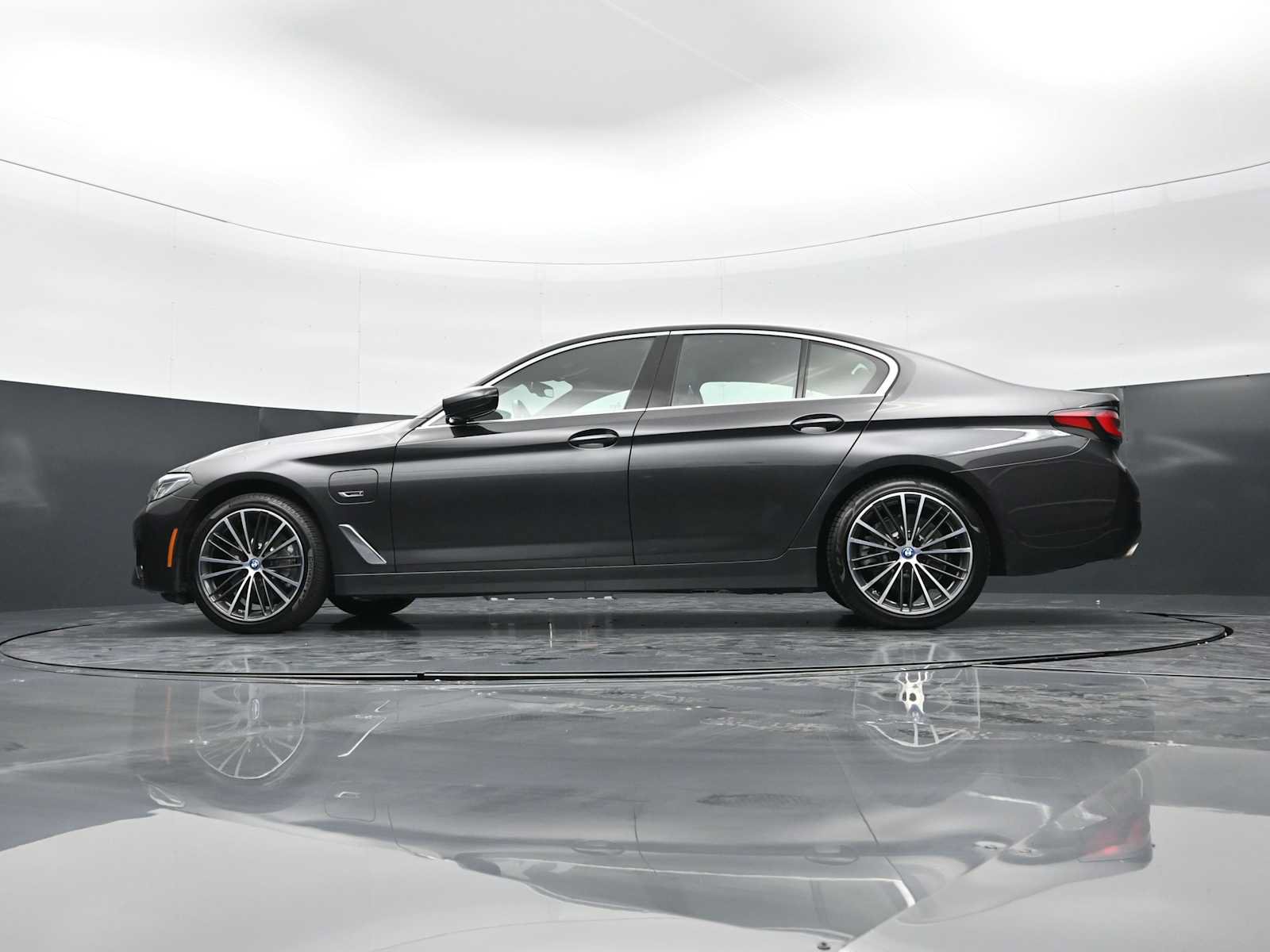 Used 2022 BMW 530e w/ Executive Package RWD image 32