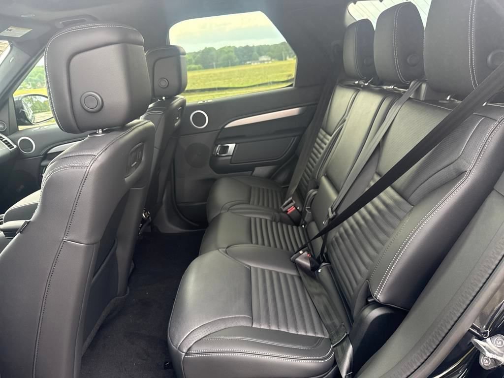 Used 2025 Land Rover Discovery Dynamic SE AWD/4WD image 18