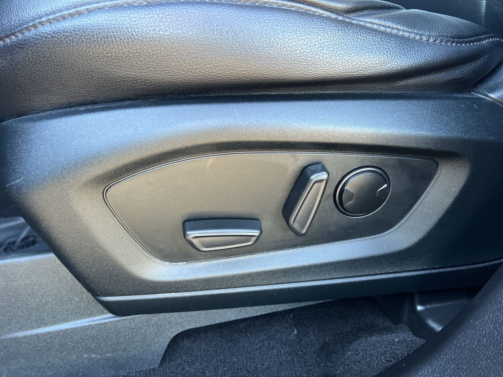 Used 2020 Ford Explorer XLT w/ Equipment Group 202A AWD/4WD image 22