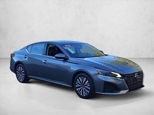 Used 2023 Nissan Altima 2.5 SV w/ SV Premium Package FWD image 3