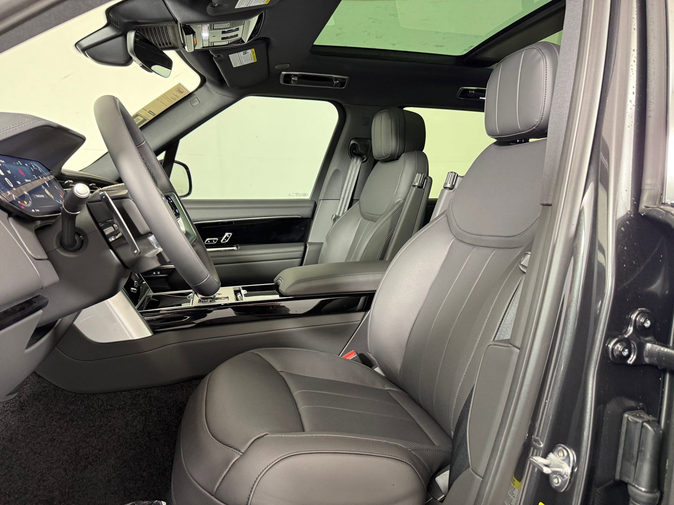 New 2026 Land Rover Range Rover Long Wheelbase SE image 5