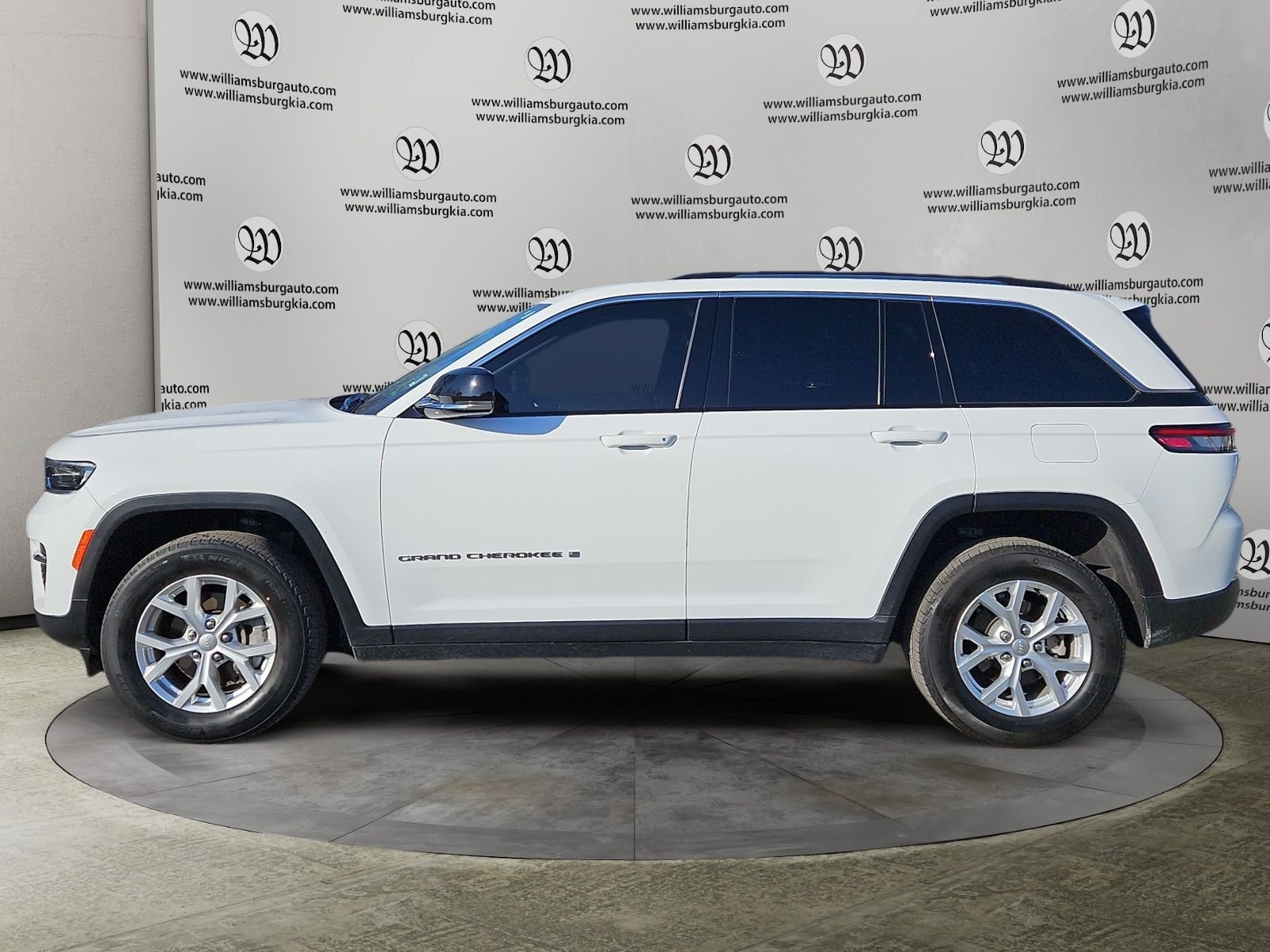 Used 2023 Jeep Grand Cherokee Limited RWD image 2
