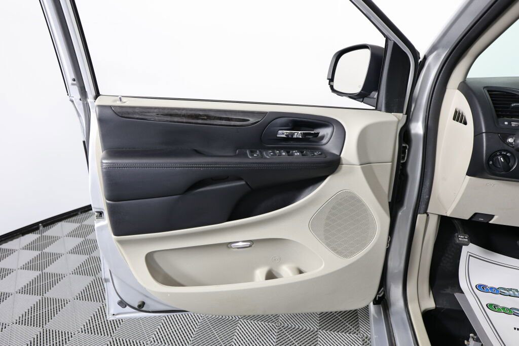 Used 2012 Dodge Grand Caravan SXT image 12