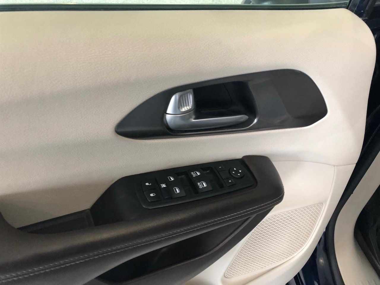 Used 2017 Chrysler Pacifica Touring w/ Tire & Wheel Group image 6