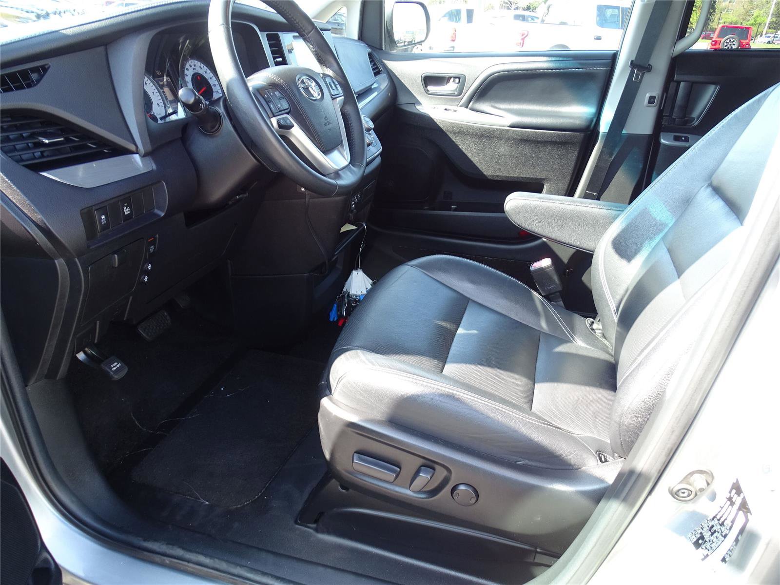 Used 2017 Toyota Sienna SE w/ SE Preferred Package FWD image 19