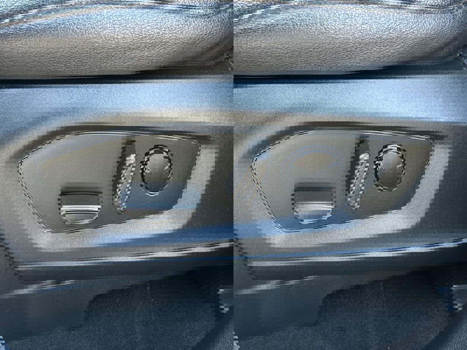 Used 2022 Ford Explorer Limited image 22