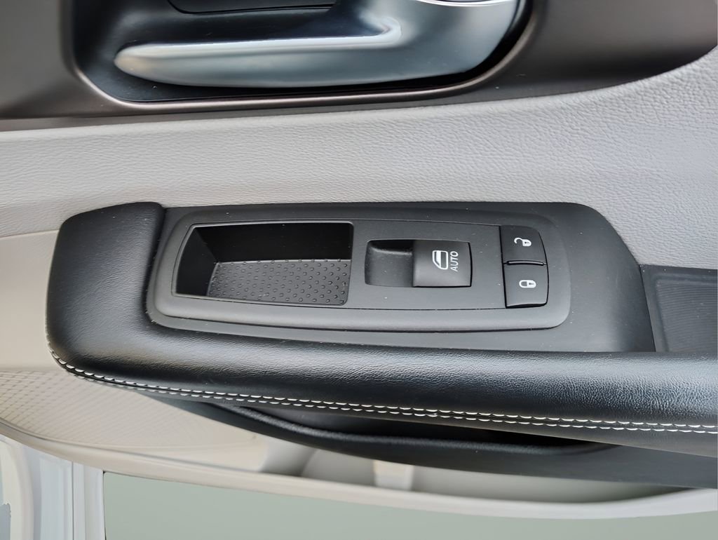 Used 2020 Chrysler Voyager LX FWD image 29
