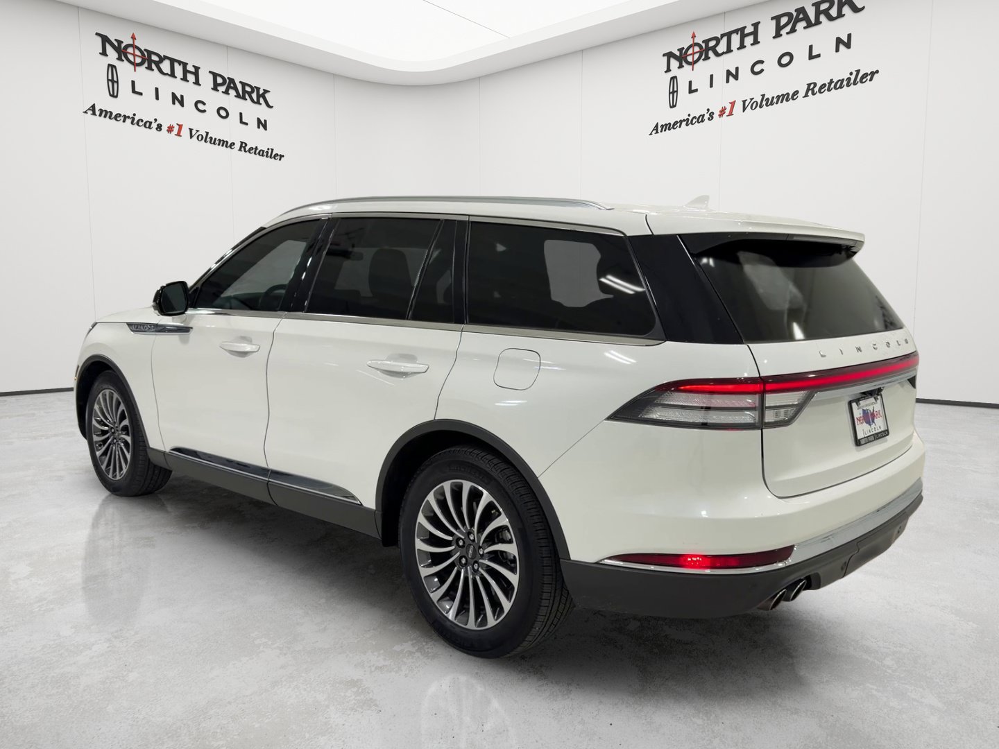Used 2021 Lincoln Aviator Reserve w/ Class IV Trailer Tow Package RWD image 3