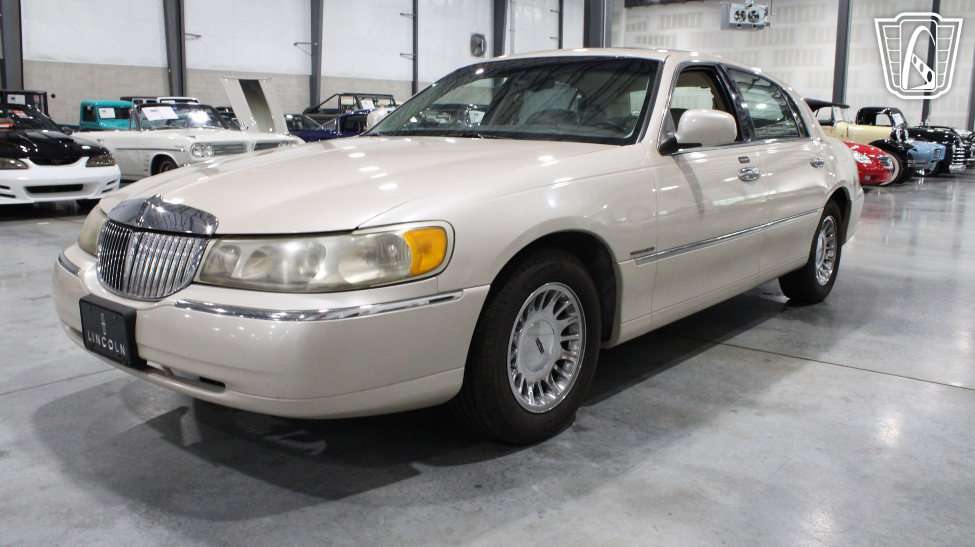 Used 1999 Lincoln Town Car Cartier RWD image 40