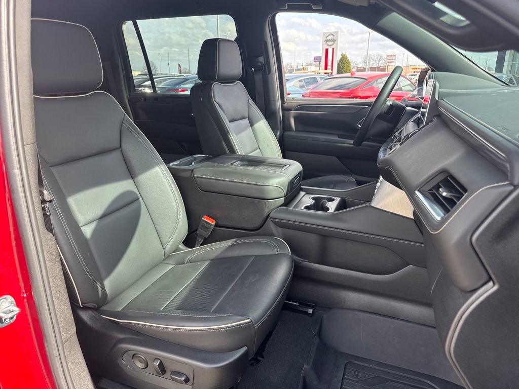 Used 2024 GMC Yukon XL SLT w/ SLT Luxury Package image 14
