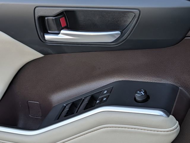 Used 2022 Toyota Highlander XLE FWD image 23