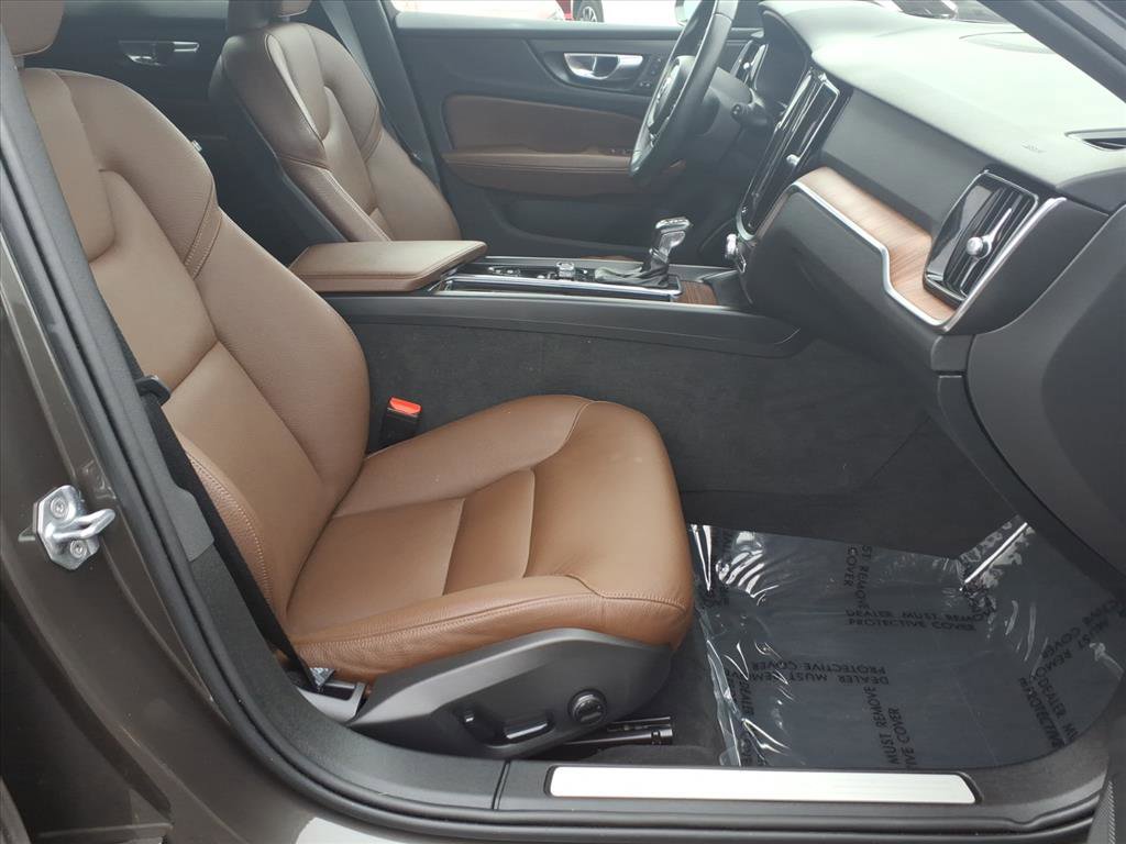 Used 2021 Volvo V60 T5 Cross Country image 11
