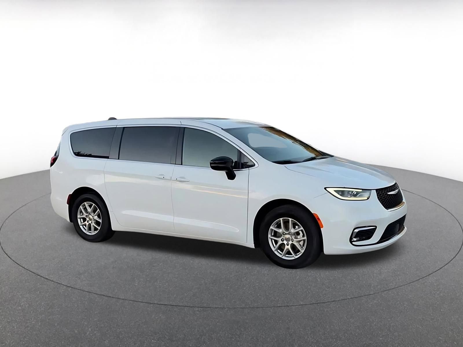 Used 2025 Chrysler Pacifica Select image 2