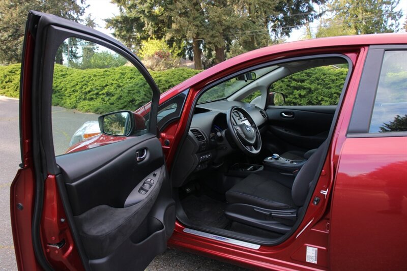 Used 2015 Nissan Leaf S w/ Charge Package FWD image 5