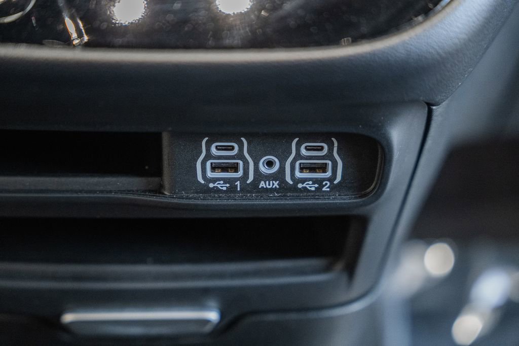 Used 2025 Chrysler Pacifica Select image 29