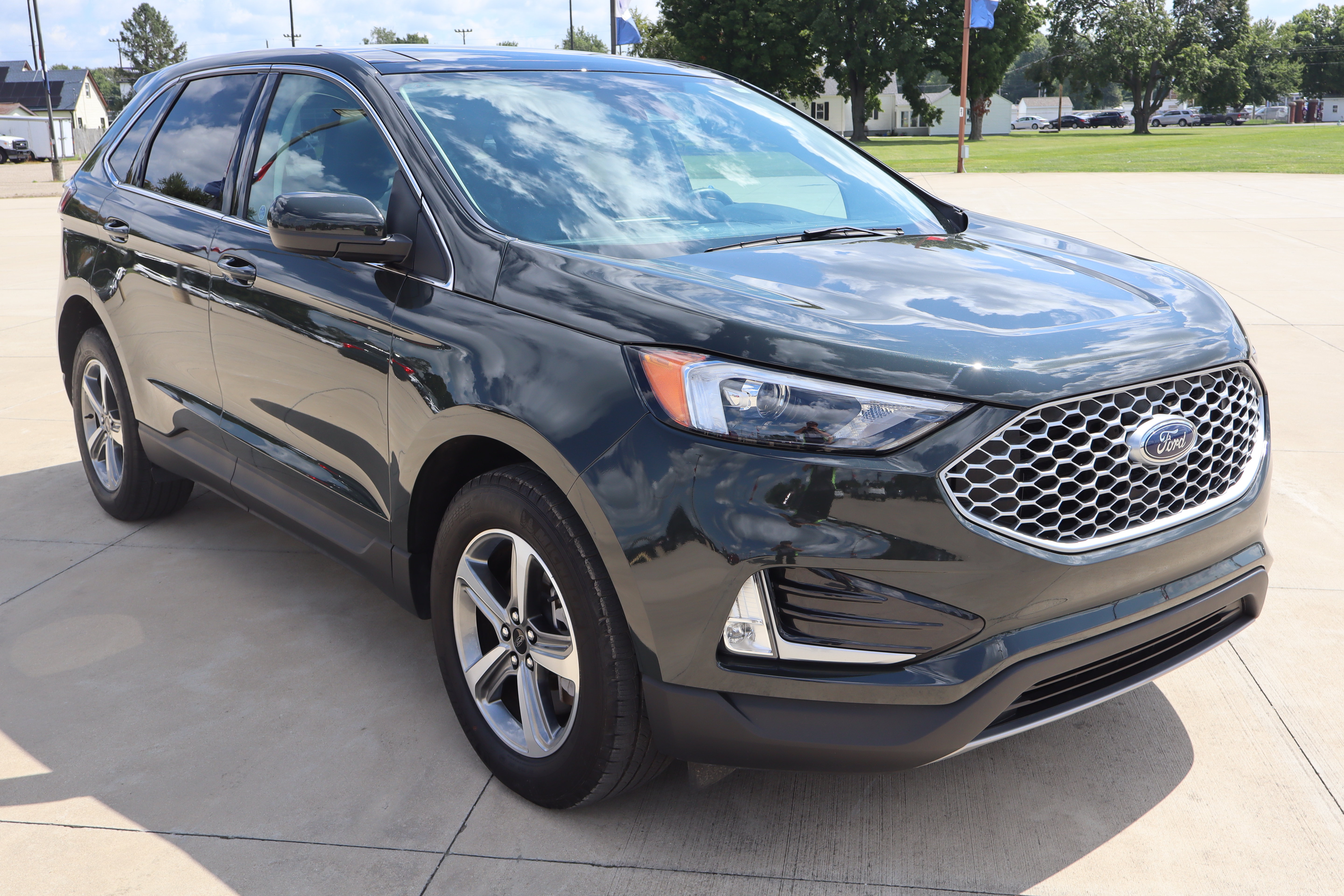 Used 2024 Ford Edge SEL w/ Convenience Package AWD/4WD image 3