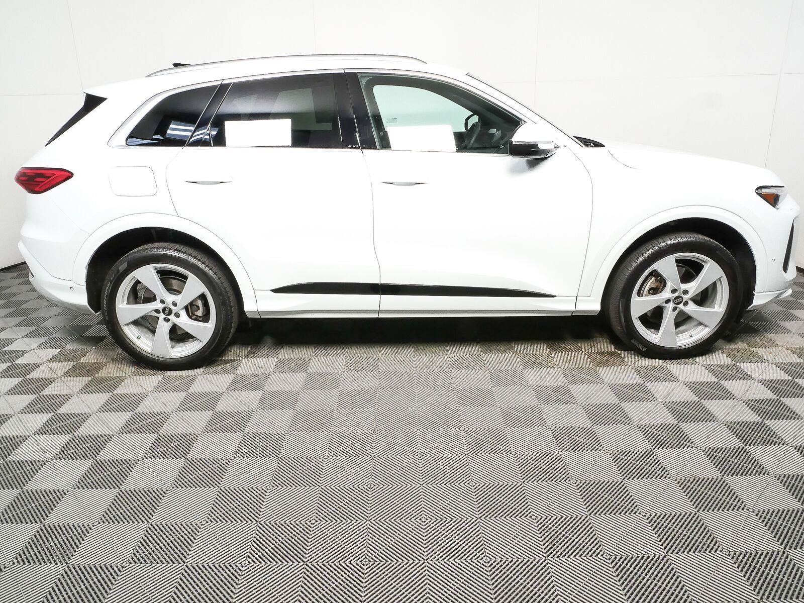 Used 2025 Audi Q5 Premium Plus w/ Premium Plus AWD/4WD image 2