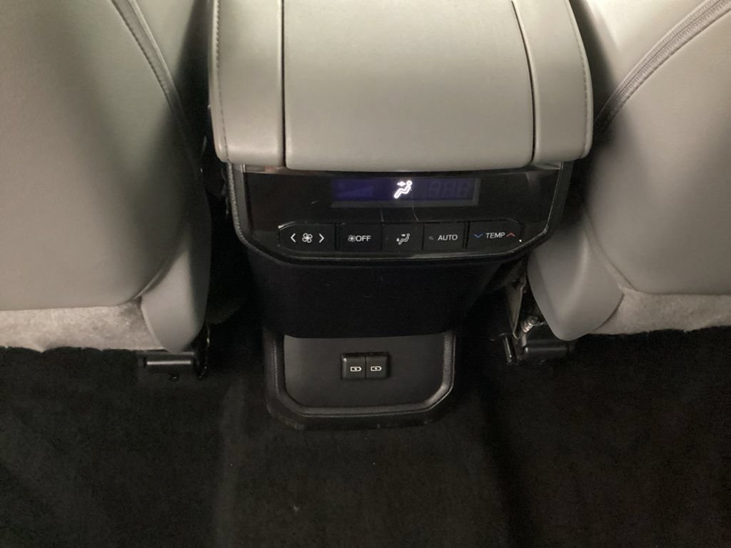 Used 2022 Toyota Highlander XLE AWD/4WD image 37