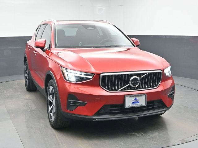 Used 2023 Volvo XC40 B4 Plus w/ Driver Assist Package image 2