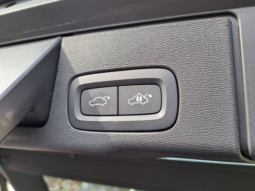 Used 2023 Volvo XC60 B5 Ultimate w/ Climate Package image 28