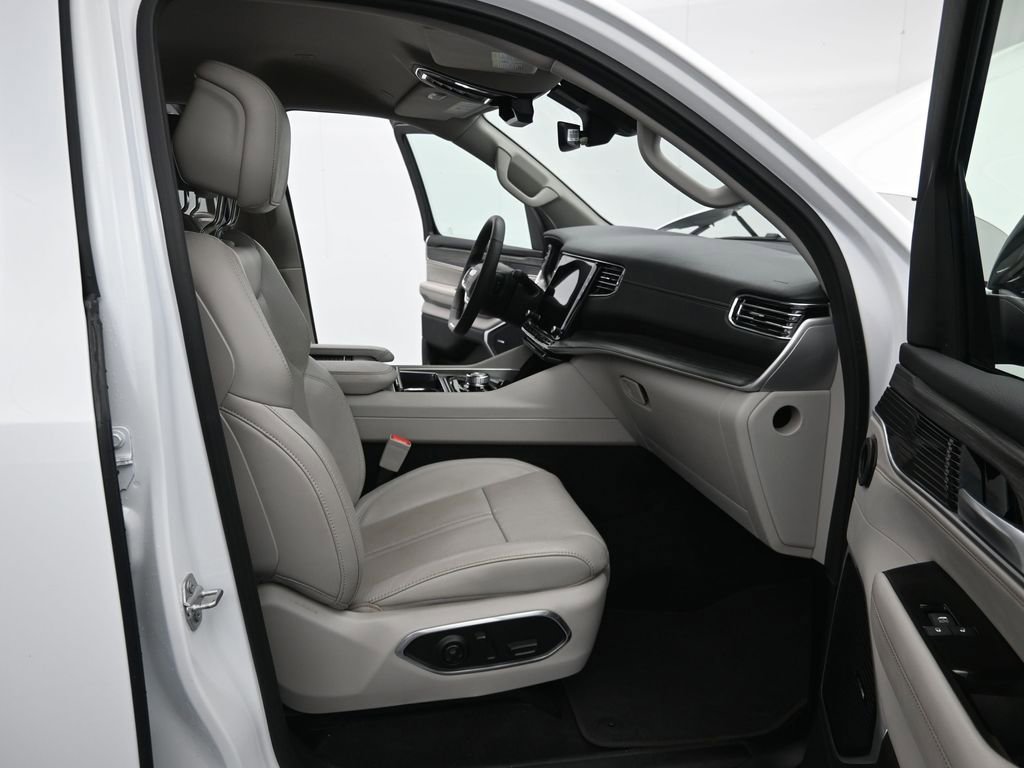 Used 2024 Jeep Wagoneer L Series II w/ Flexible Seating Group image 13