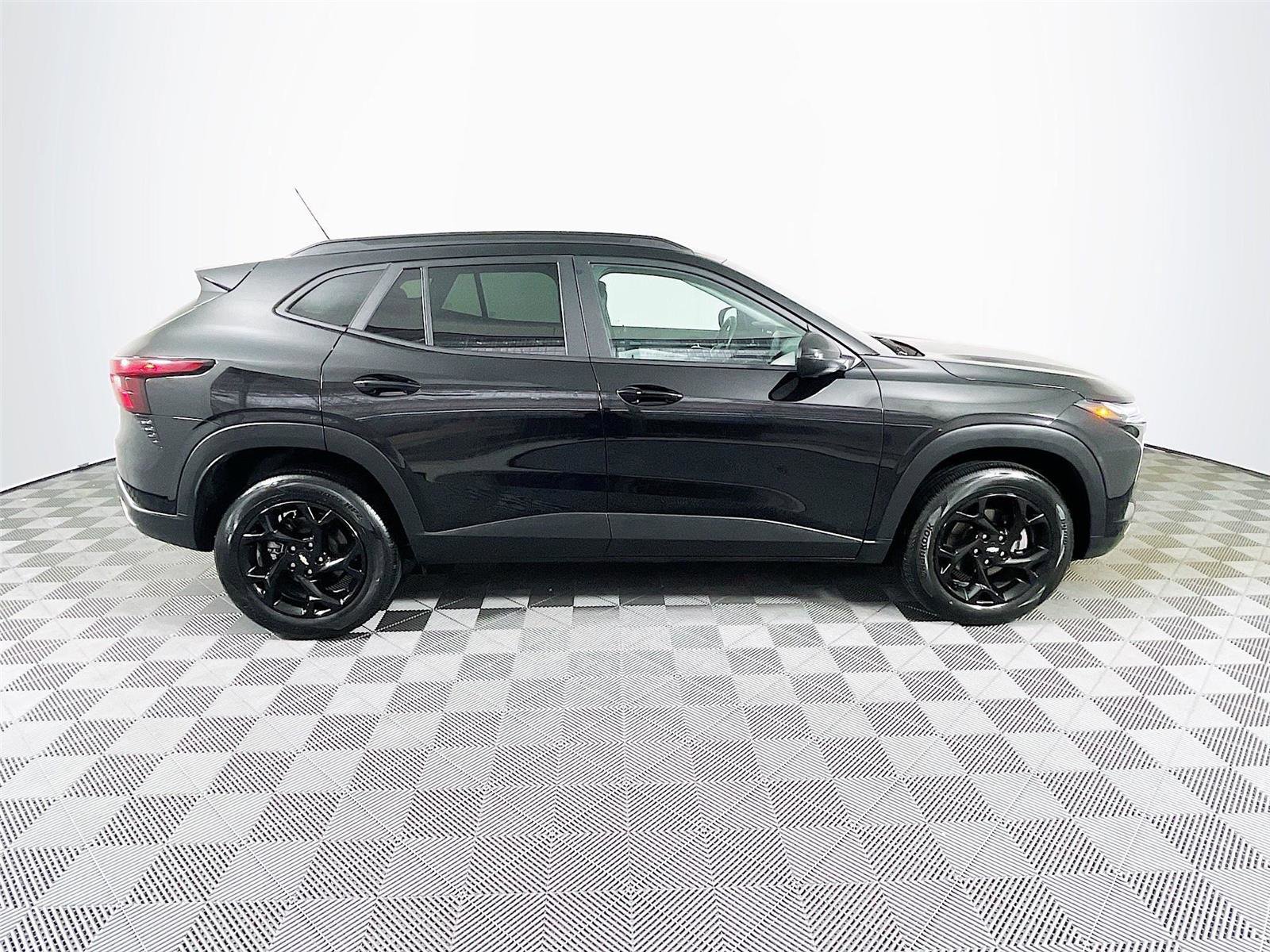 Used 2025 Chevrolet Trax LT w/ LT Convenience Package image 10