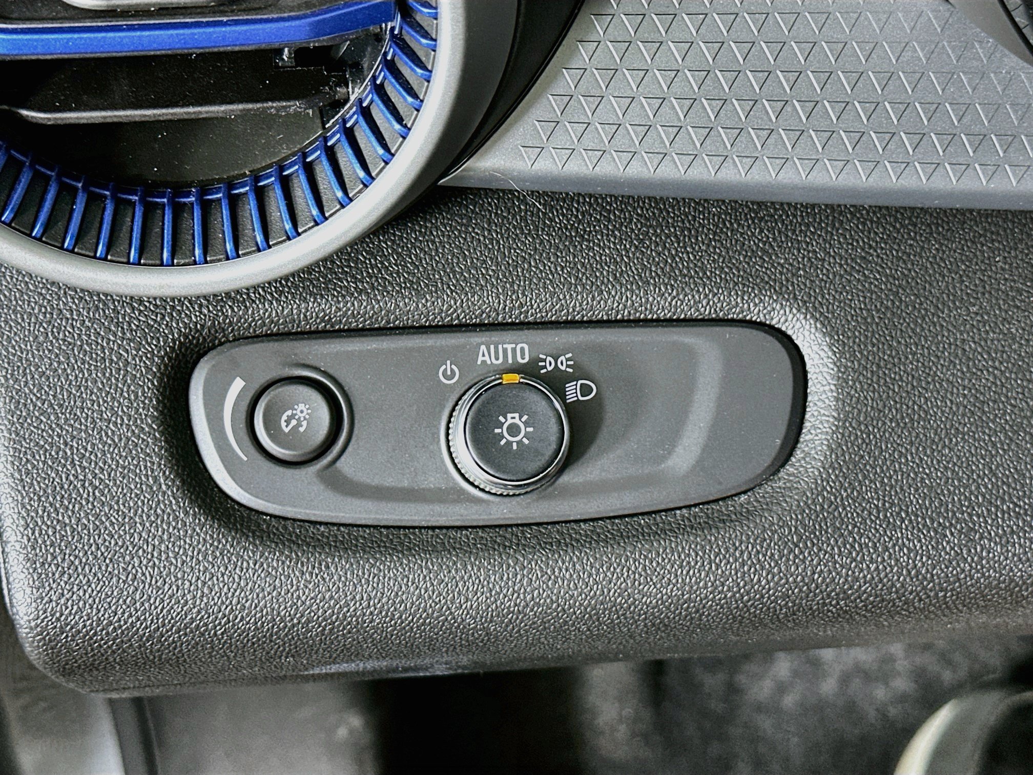Used 2025 Chevrolet Trax LS FWD image 16