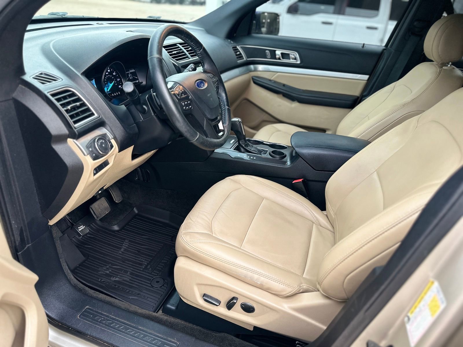 Used 2017 Ford Explorer XLT w/ Equipment Group 202A image 17