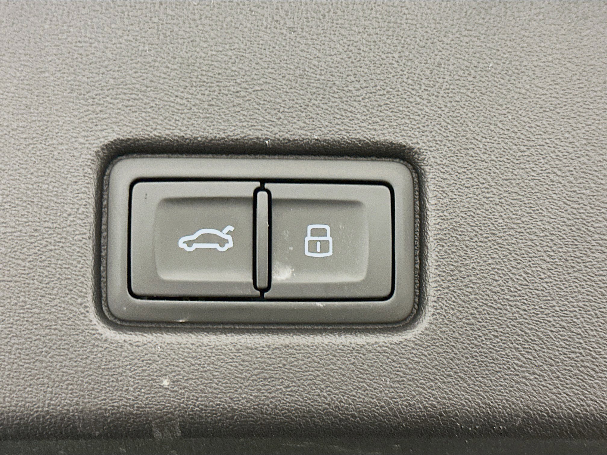 Used 2022 Audi Q4 e-tron Prestige image 32