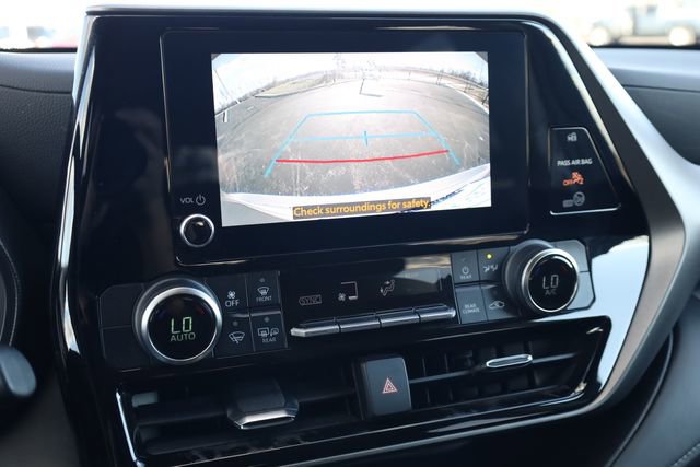 Used 2024 Toyota Highlander LE image 16
