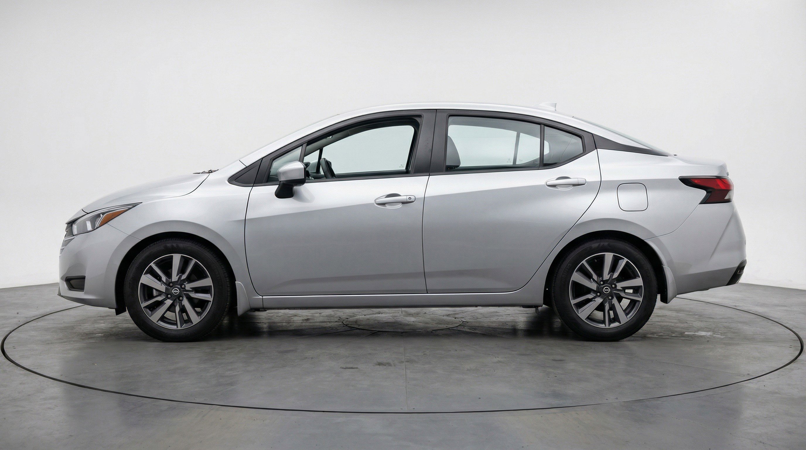 Used 2025 Nissan Versa SV image 5